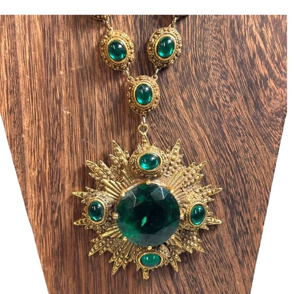 Richelieu Gold-Tone Necklace Green Glass Cabochons Starburst Pendant Statement - Picture 1 of 11